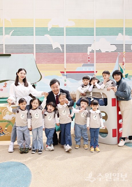 김성제 의왕시장이 왕곡어린이집에서 어린이들과 함께 하고 있다. (사진=의왕시)