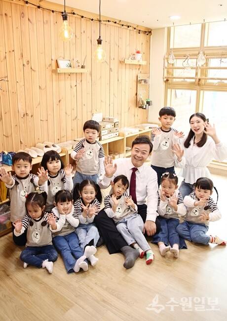 김성제 시장이 어린이들과 즐거운 시간을 보내고 있다. (사진=의왕시)