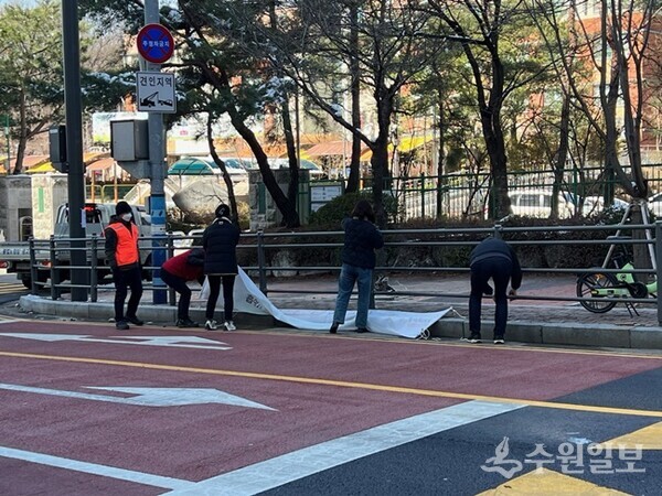 용인시 기흥구 관계자들이 지난 23일 학교주변 불법광고물을 정비하고 있다. (사진=용인시)