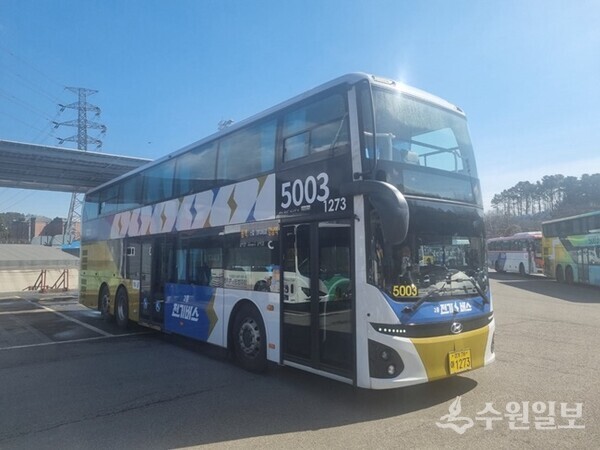 용인에서 강남역 방면을 운행하는 5003번 2층 전기버스 모습. (사진=용인시)