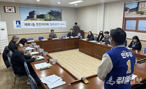 김영진 의원(오른쪽)이 세류1동 주민자치회 월례회의장에 들러 인사를 하고 있다. (사진=김영진의원 선거사무소)