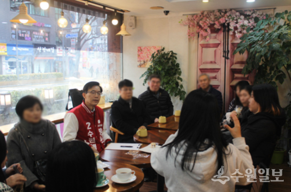 방문규 국민의힘 수원병 후보(왼쪽 두번째)가 팔달구의 한 카페에서 학부모들과 이야기를 나누고 있다. (사진=방문규 후보 선거사무소)
