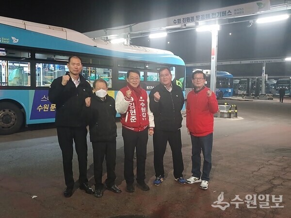 김현준 후보(가운데)가 수원여객 북부차고지를 찾아 버스 운수 종사자들과 함께 하고 있다. (사진=김현준 후보 선거사무소)
