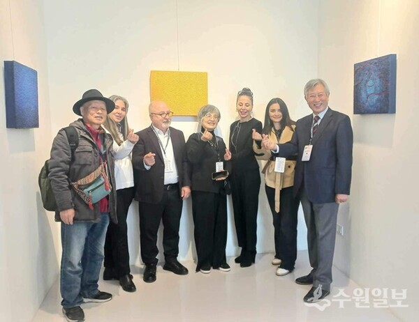필자(왼쪽 첫번째)의 노력으로 토로스대학 미술심포지엄에 초청된 강숙희(가운데), 하정열(오른쪽 첫번쨰) 등 한국인 초청작가와 토로스대학 관계자들.