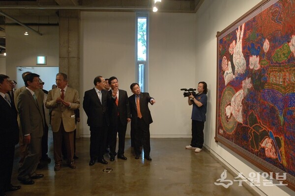2008년 6월 2일 이영미술관 신축개관 행사 때 박생광 화백의 명성황후 그림을 해설하는 모습. (사진=수원시 포토뱅크)