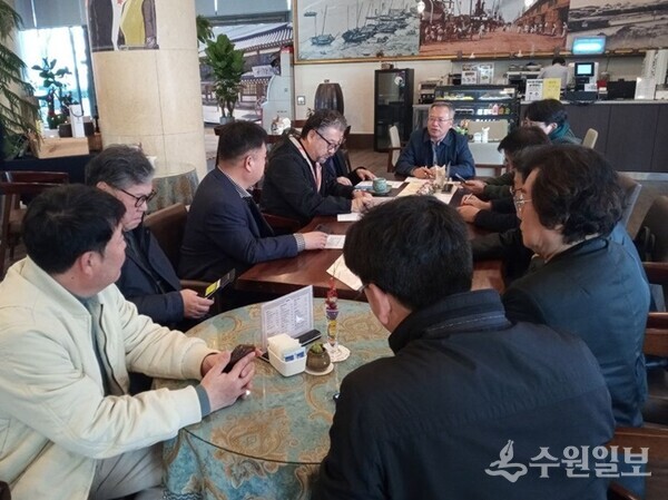 지난 15일 한국지역인터넷신문협의회 회원들이 인천 하버파크호텔에서 주요 현안을 논의하고 있다. (사진=한국지역인터넷신문협의회)