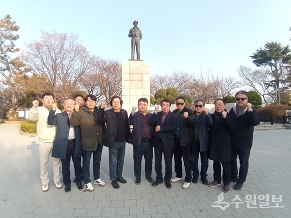 한국지역인터넷신문협의회 회원들이 15일 인천 자유공원 맥아더 장군 동상 앞에서 기념촬영을 하고 있다. (사진=한국지역인터넷신문협의회)