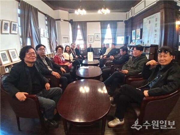 한국지역인터넷신문협의회 회원들이 개항장 제물포구락부를 방문해 인천의 근현대사를 이해하는 시간을 가졌다. (사진=한국지역인터넷신문협의회)