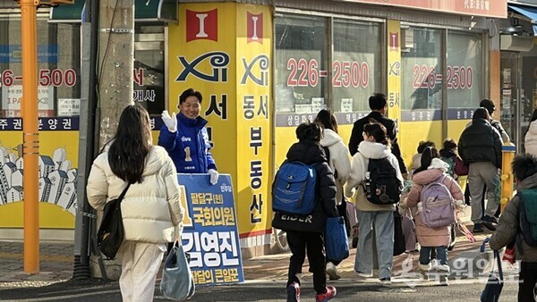 김영진 후보가 학교통학로 주변에서 선거활동을 하고 있다. (사진=김영진 후보 선거사무소)