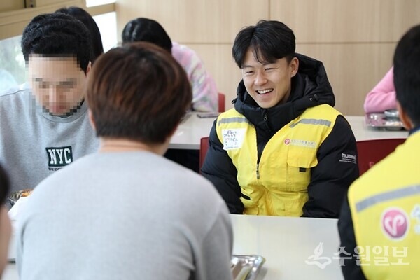 수원FC 이승우 선수가 수원시장애인종합복지관 식당에서 장애인들과 대화를 나누면서 웃고 있다. (사진=수원시)