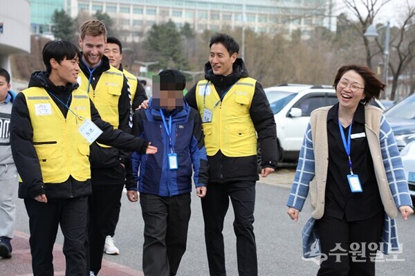 지동원(오른쪽에서 두 번째) 등 수원FC 선수들이 장애인들과 산책을 하면서 대화를 나누고 있다. (사진=수원시)