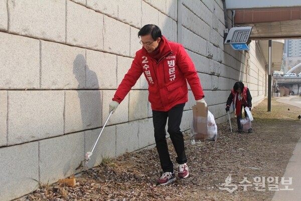 방문규 후보가 수원천에서 정화활동을 펼치고 있다. (사진=방문규 후보 선거캠프)