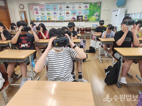 용인시가 어린이 대상의 VR 체험형 안전교육을 하고 있다. (사진=용인시)