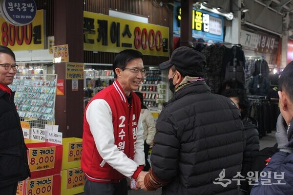 방문규 후보가 수원 남문시장에서 시민들과 인사를 나누고 있다. (사진=방문규 후보 선거캠프)