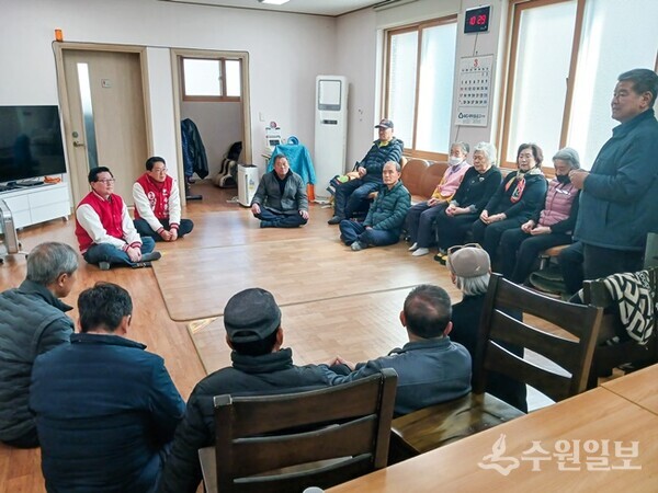 김현준 후보가 이목동 주민들과 주민 숙원사업에 대해 논의하고 있다. (사진=김현준 후보 선거캠프)