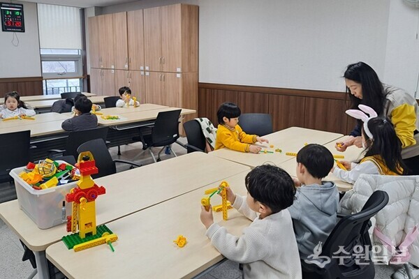 용인시 기흥구 동백2동 주민자치센터의 창의과학 강좌에 어린이들이 참여하고 있다. (사진=용인시)