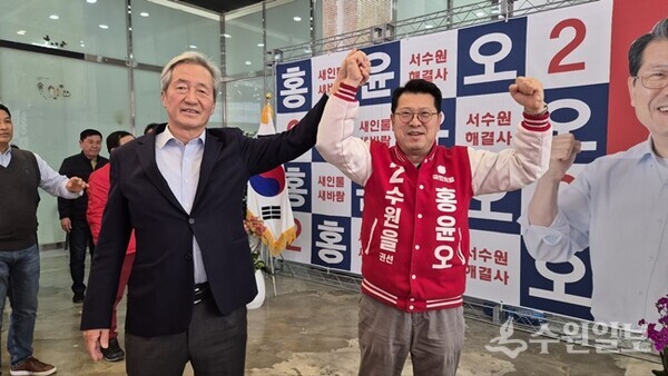 정몽준 전 한나라당 대표가 홍윤오 후보의 손을 번쩍 들어올리며 지지를 호소하고 있다. (사진=홍윤오 후보 캠프) 