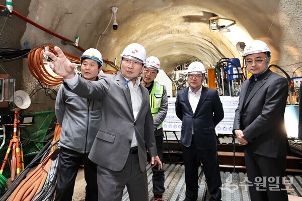 이상일 용인시장이 반도체클러스터 산단에 전력을 공급하기 위한 수직구 터널 공사 현장을 둘러보고 있다. (사진=용인시)