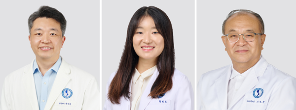 왼쪽부터 아주대병원 신장내과 박인휘.최희정 교수, 의대 미생물학 교실 신호준 교수.