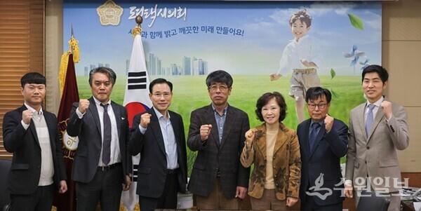 유승영 평택시의회 의장(가운데)이 위촉한 2023회계연도 결산검사위원과 기념촬영을 하고 있다. (사진=평택시의회)