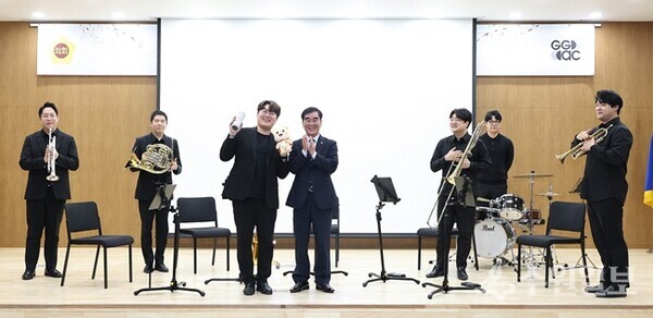 염종현 경기도의회 의장(가운데)이  ‘코리안아츠’와 함께 하고 있다. (사진=경기도의회)