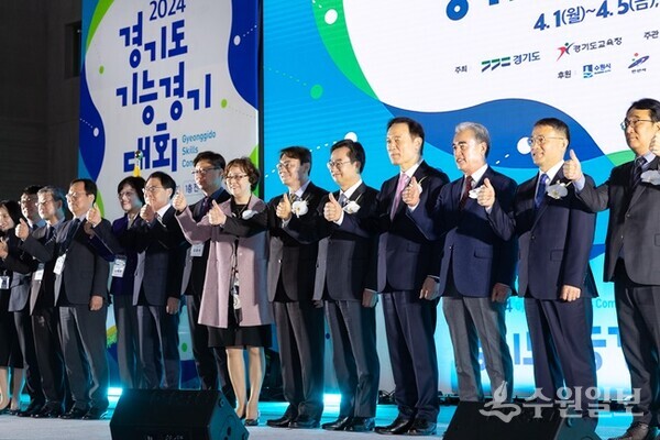 김동연 경기도지사(오른쪽 5번째), 임태희 경기도교육감(오른쪽 네번째) 등 내빈들이 ‘2024년 경기도 기능경기대회’개막식에서 함께 하고 있다. (사진=경기도)