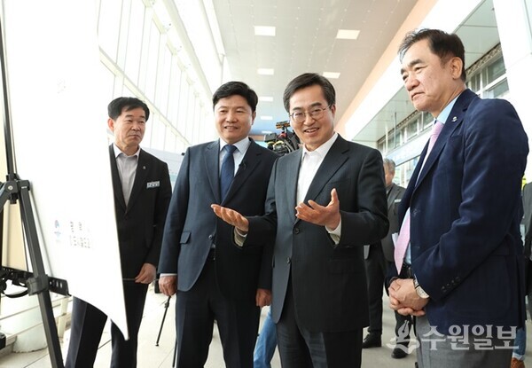 김동연 경기도지사(오른쪽 두번째)가 1일 오후 평택지제역 SRT 대합실에서 정장선 평택시장(오른쪽 첫번째)과 함께 평택시 관계자로부터 현황을 청취하고 있다. (사진=경기도) 
