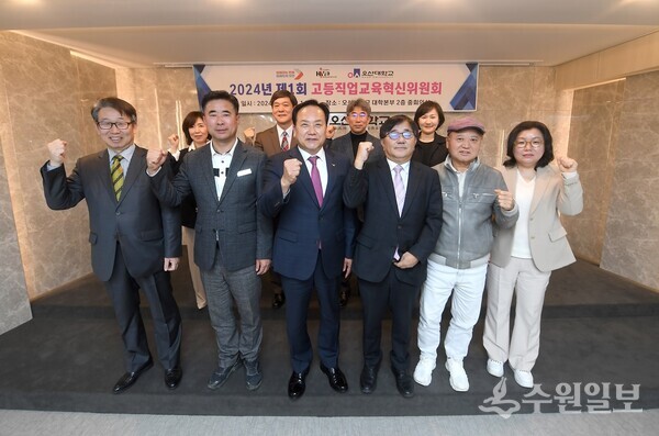 이권재 오산시장(앞줄 왼쪽 세번째)과 허남윤 오산대학교 총장(오른쪽 세번째)이 업무협약을 체결한 뒤 양 기관 관계자들과 기념촬영을 하고 있다. (사진=오산시)