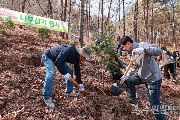 이상일 용인시장(오른쪽)이 2일 한국외대 글로벌캠퍼스 입구 주차장 인근 임도변에서 열린 나무심기 행사에서 편백나무를 심고 있다. (사진=용인시)