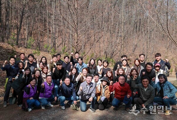 이상일 용인시장(앞줄 가운데)이 2일 나무심기 행사에서 참석자들과 기념촬영을 하고 있다. (사진=용인시)