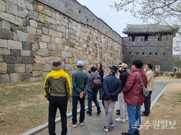 수원시 문화관광해설사가 관광객을 대상으로 수원화성에 대해 설명하고 있다. (사진=수원문화재단)