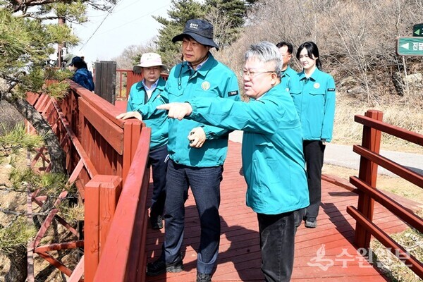 윤도영 권한대행(왼쪽 두번째)이 2일 관련 부서 직원들과 고려산 주변 시설물 안전 점검을 하고 있다. (사진=강화군)