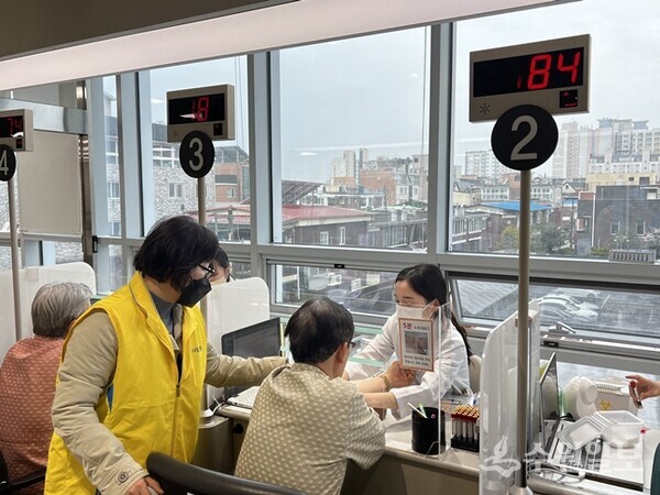 한국건강관리협회 경기도지부 직원이 3일 수원시 장안구 조원1동 의료취약계층 어르신을 대상으로 건강검진을 실시하고 있다. (사진=건협 경기도지부)