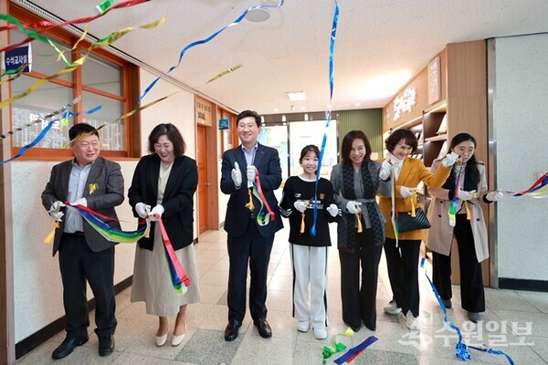 이상일 용인특례시장(왼쪽 세번째)이 성산초 작은도서관 개관식에서 기념컷팅을 하고 있다. (사진=용인시)