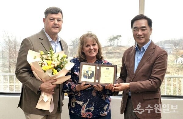 정장선 평택시장(오른쪽)이 지난달 30일 이임하는 벌러슨 사령관 부부에게 평택시 명예시민패를 전달한 뒤 기념촬영을 하고 있다. (사진=평택시)