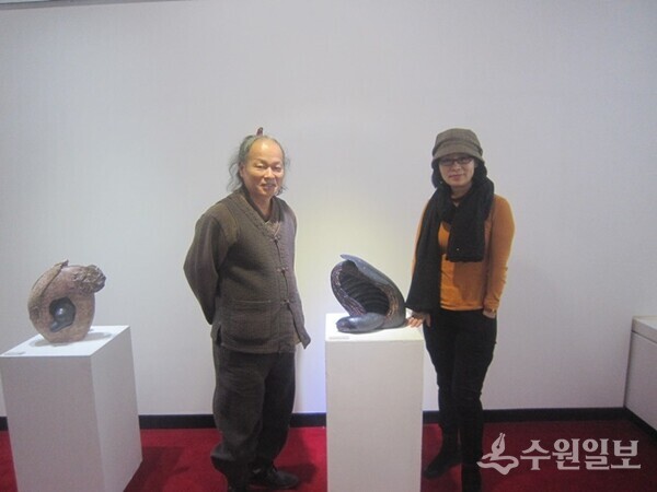 손경자 도예작품전_ '도로교통공단 safe gallery 2014'에서. 왼쪽은 필자, 오른쪽은 손경자 작가.