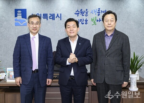 이재준 수원시장(가운데)과 오태환 KSEA 차기회장(왼쪽), 이주연 아주대학교 산업공학과 교수가 함께하고 있다. (사진=수원시)