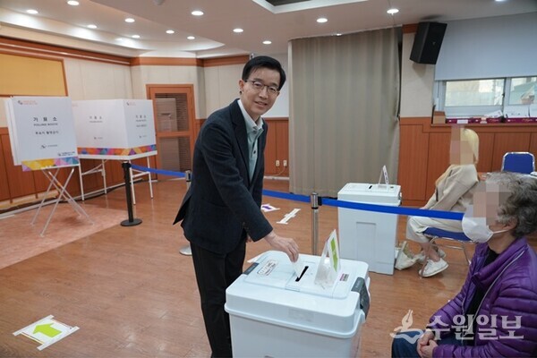 방문규 후보가 세류1동 행정복지센터에서 사전투표를 하고 있다. (사진=방문규 선거캠프)