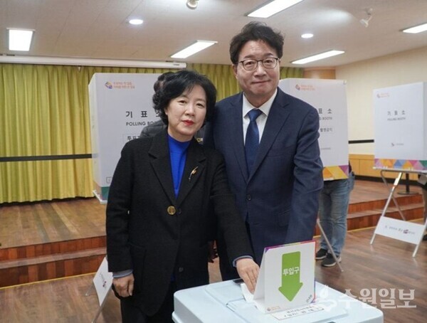 염태영 후보가 5일 수원시 권선구 권선2동행정복지센터 투표소에서 배우자와 사전투표를 한 뒤 기념촬영을 하고 있다. (사진=염태영 선거캠프)