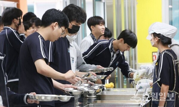 사진은 자율선택급식을 하고 있는 학생들 (사진=경기도교육청)