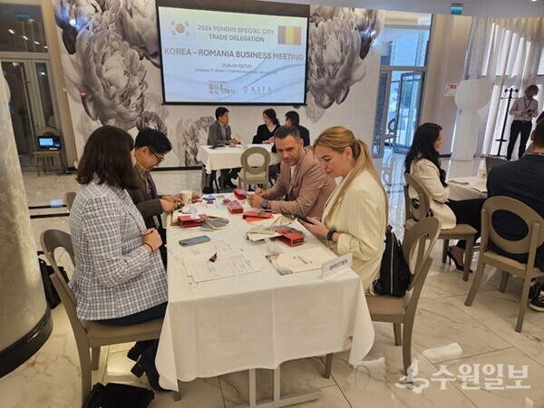 용인시 동유럽 시장개척단 참여 기업이 지난 2일 루마니아 행사장에서 수출 상담을 하고 있다. (사진=용인시)