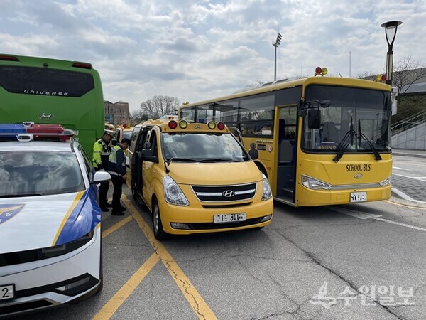 평택시가 한국교통안전공단 전문 점검원과 함께 어린이 통학차량을 대상으로 합동점검을 하고 있다. (사진=평택시)