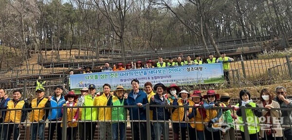 정명근 화성시장(가운데)이 산척동 소재 왕배산공원에서 ‘화사한 봄꽃 심기 행사’를 가진 뒤 참여자들과 기념촬영을 하고 있다. (사진=화성시)