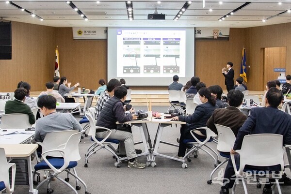 경기도의회가 8일 실시한 ‘디지털 사진 촬영교육’에서 사무처 직원들이 조민서 강사의 강연을 경청하고 있다. (사진=경기도의회)