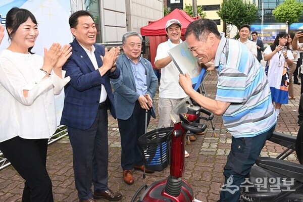 이재준 시장이 지난해 8월 ‘새빛희망매표소’ 현판을 전달하고 있다. (사진=수원시)