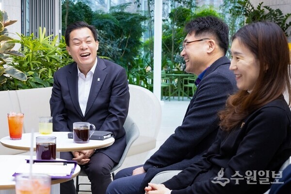이재준 시장이 지난 2월 새빛민원실을 찾은 국토교통부 고객만족센터 관계자들과 이야기를 나누고 있다.(사진=수원시)