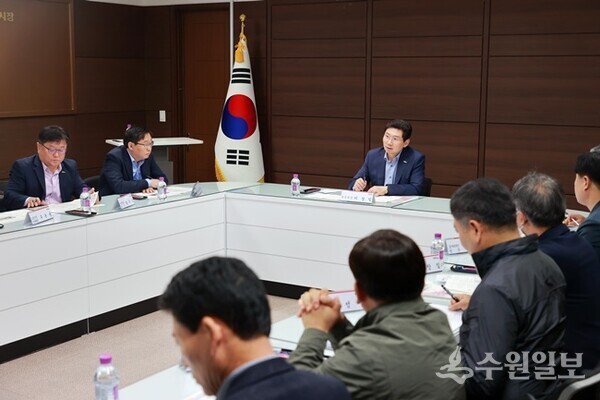반도체국가산단 조성지원 추진단 회의에 참석한 이상일 용인시장과 시 공직자들의 모습. (사진=용인시)