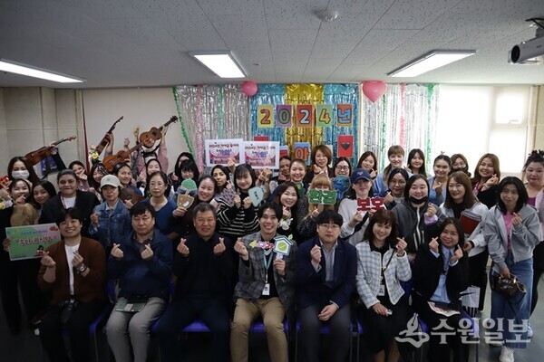 수원시 다문화가족 동아리모임 발대식에서 참석자들이 기념촬영을 하고 있다. (사진=수원시)