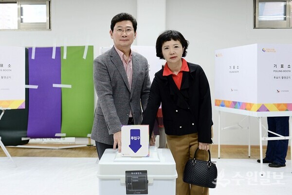 이상일 용인시장이 부인 김미영씨와 10일 오전 제22대 국회의원 성복동 제2투표소에서 투표를 한 뒤 투표용지를 투표함에 넣고 있다. (사진=용인시)
