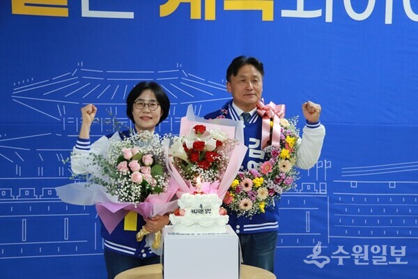 김영진 후보가 당선 후 배우자와 함께 승리를 자축하고 있다. (사진=김영진 선거캠프)